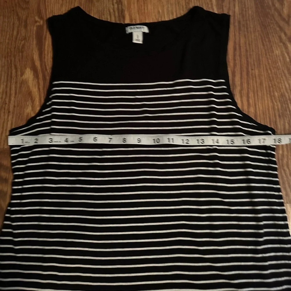 bundle of 2 casual tanks for women, size large - Picture 8 of 9